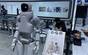 傅利叶第三代人形机器人GR-3C首次亮相：科幻白涂装 形似”宇航员”